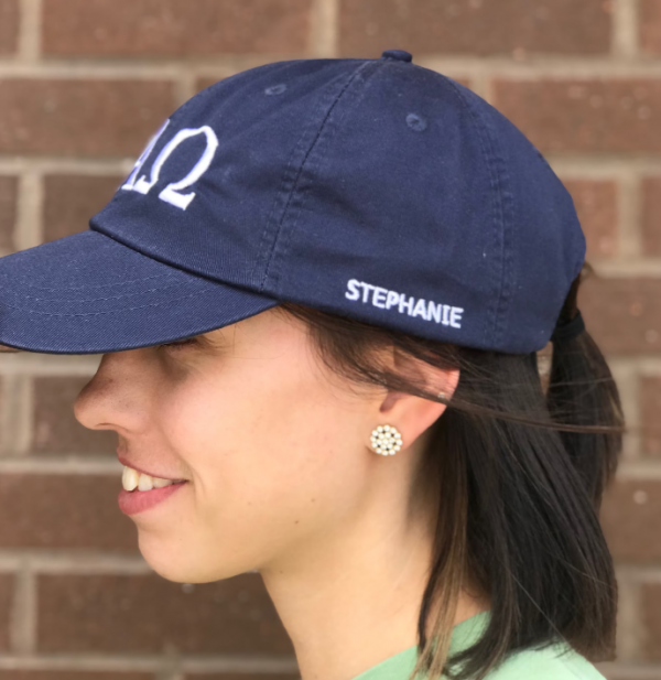 Topi dengan aksen logo bordir di sisi